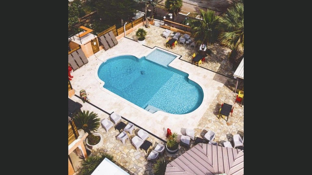 Piscine avec chaises longues